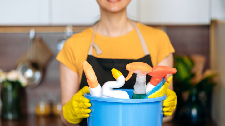 Astuces pour organiser efficacement vos produits de nettoyage domestiques