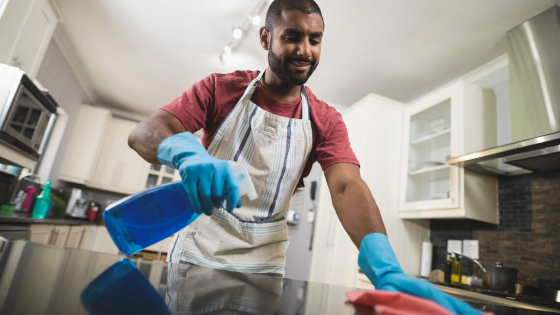 Techniques rapides pour un nettoyage efficace des surfaces de cuisine